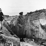 Die Trümmer der Bunker auf dem Felsen.