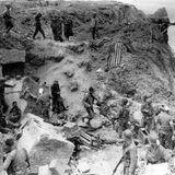 Die US-Fahne weht über der Klippe.