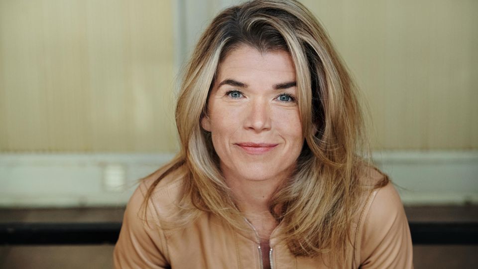 Anke Engelke spielt in der neuen Netflix-Serie "Das letzte Wort" eine Trauerrednerin Anke Engelke spielt in der neuen Netflix-Serie "Das letzte Wort" eine Trauerrednerin