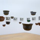 Militärhelme hängen von der Decke