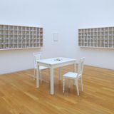 Regale mit zerbrochenem Porzellan hängen an den Wänden