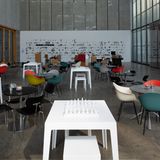 Tische, auf denen Schachspiele aufgebaut sind