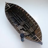 Ein leeres Holzschiff