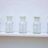 Medizinische Glasflaschen gefüllt mit Wasser