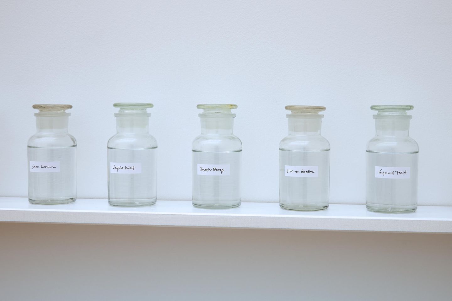 Yoko Ono – "Peace is Power" Medizinische Glasflaschen gefüllt mit Wasser