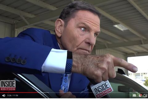 Kenneth Copeland steht in blauem Anzug vor seiner Autotür. Er zeigt mit dem Finger auf die Reporterin und schaut aggressiv.