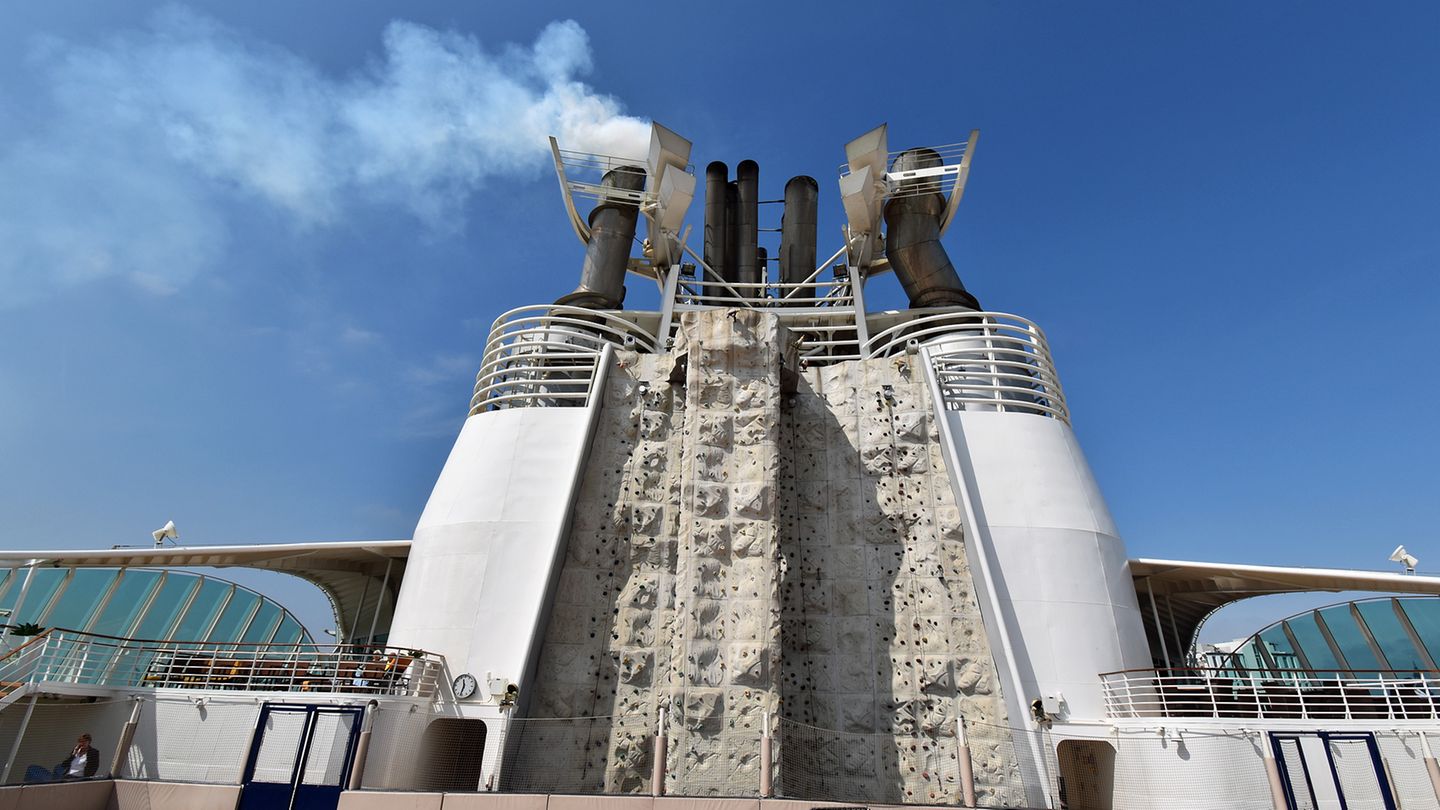 Kletterwand im Windschatten des rauchenden Schornsteins auf einem Kreuzfahrtschiff von Royal Caribbean International