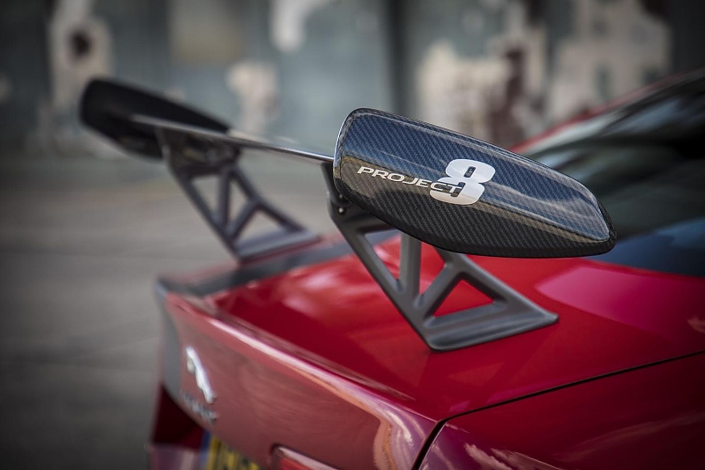 ... als das Leitwerk ser Rennversion Jaguar XE SV Project 8