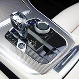 Schick aber mit Ablenkungsgefahr durch Reflektionen: Glasapplikationen auf Ganghebel und Drehrückstelle