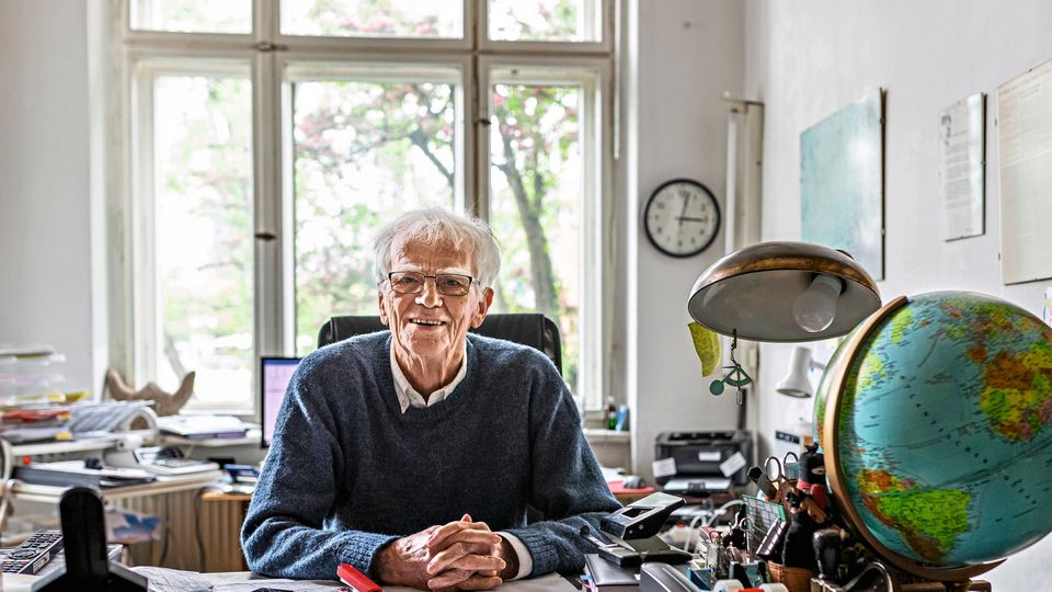 Christian Ströbele, 79, am Schreibtisch in seiner Berliner Wohnung