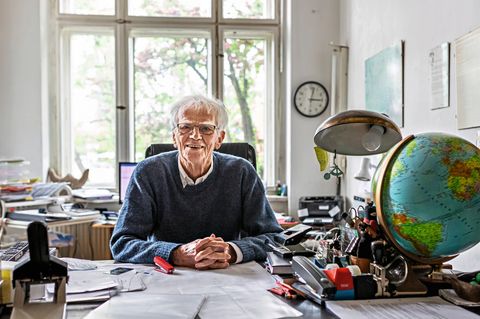 Christian Ströbele, 79, am Schreibtisch in seiner Berliner Wohnung