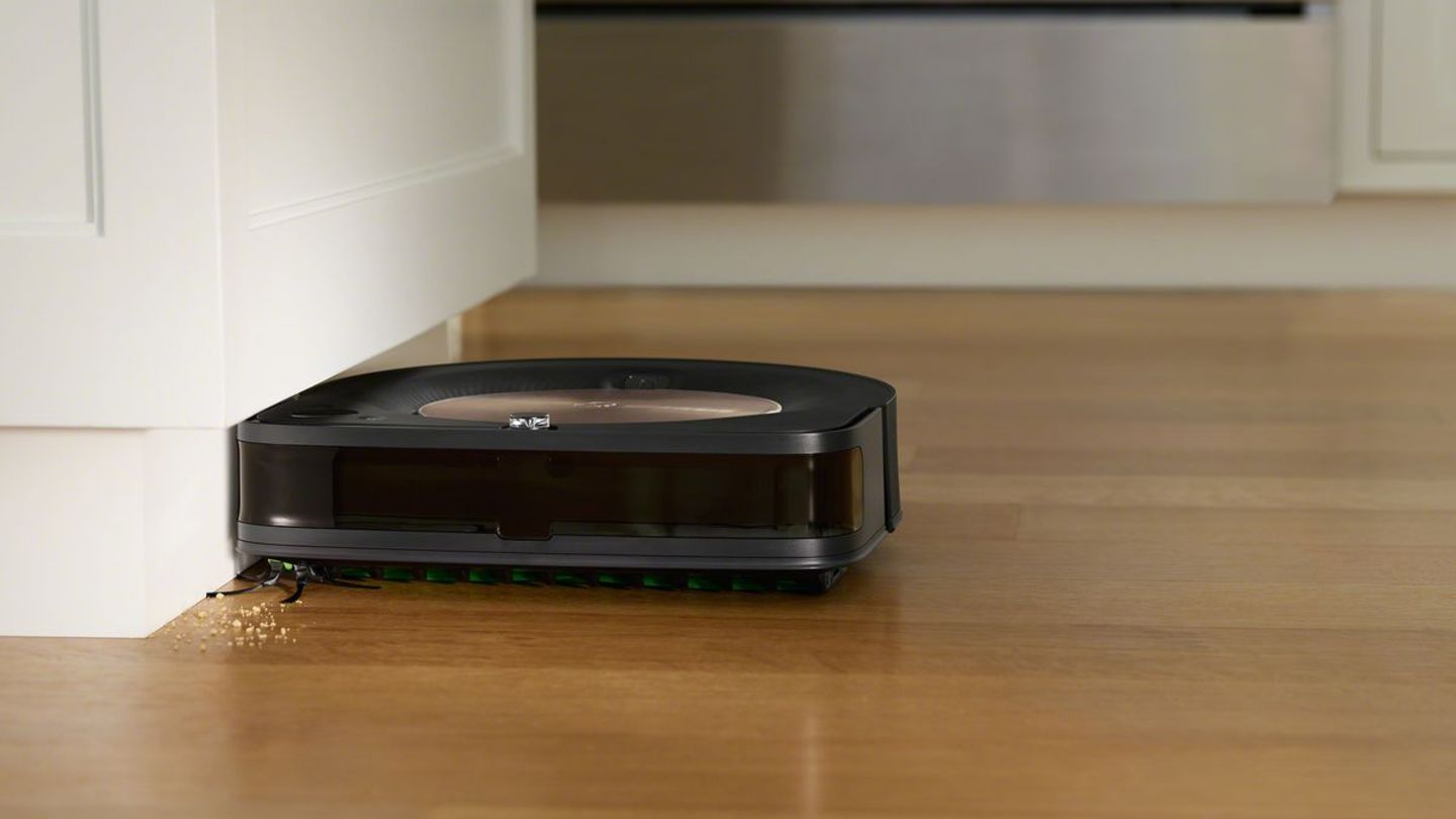 Der neue Roomba s9+ arbeitet alle Ritzen ab.