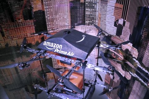 Eine als Paketlieferant konzipierte Drohne des Online-Versandhändlers Amazon im Museum für See-, Luft- und Raumfahrt auf dem Flugzeugträger "Intrepid" in New York.