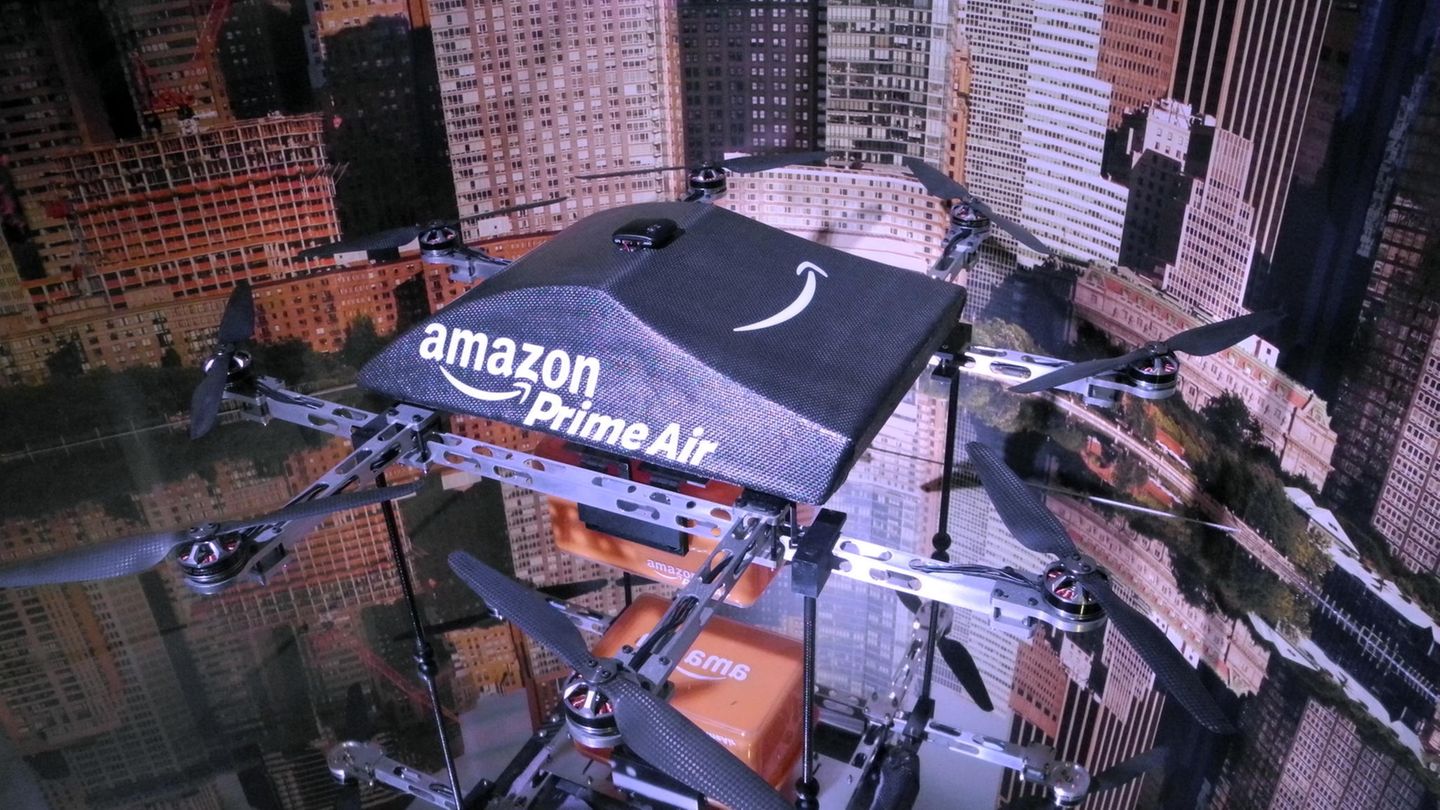 Eine als Paketlieferant konzipierte Drohne des Online-Versandhändlers Amazon im Museum für See-, Luft- und Raumfahrt auf dem Flugzeugträger "Intrepid" in New York.