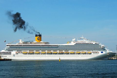 Die "Costa Fortuna" im Hafen mit Abgaswolke
