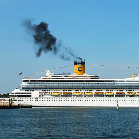 Die "Costa Fortuna" im Hafen mit Abgaswolke