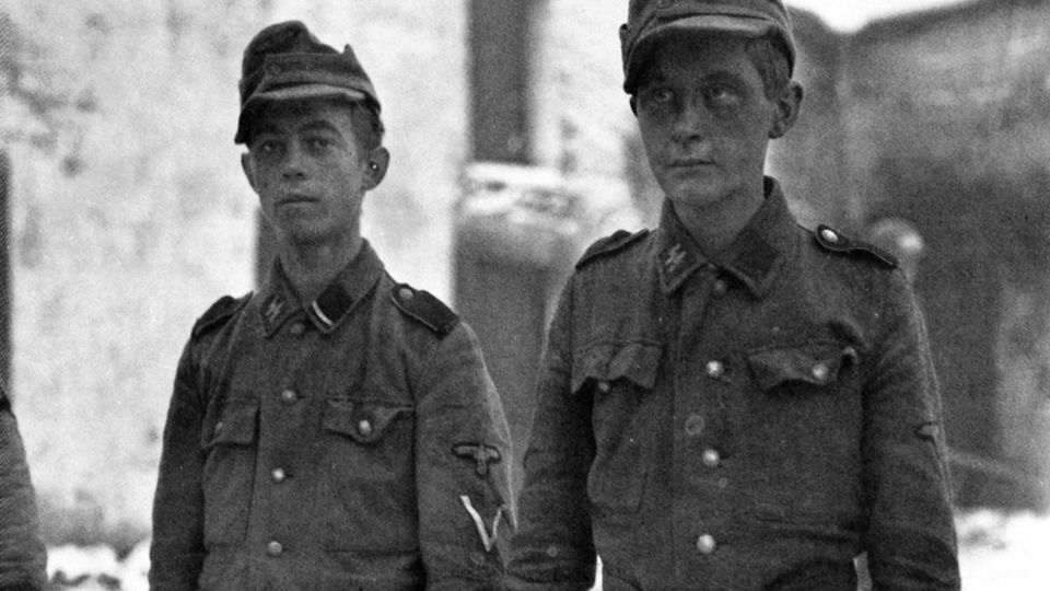D-Day : Der Kommandeur 12. SS Panzerdivision änderte die Versorgung. Mit Weinbrand und Zigaretten konnten die Kindersoldaten nichts anfangen, für sie kamen Kekse und Schokolade. Der Kommandeur 12. SS Panzerdivision änderte die Versorgung. Mit Weinbrand und Zigaretten konnten die Kindersoldaten nichts anfangen, für sie kamen Kekse und Schokolade.