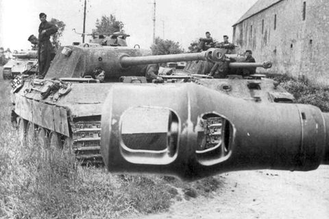 Deutsche Panther Panzer vor dem Einsatz.