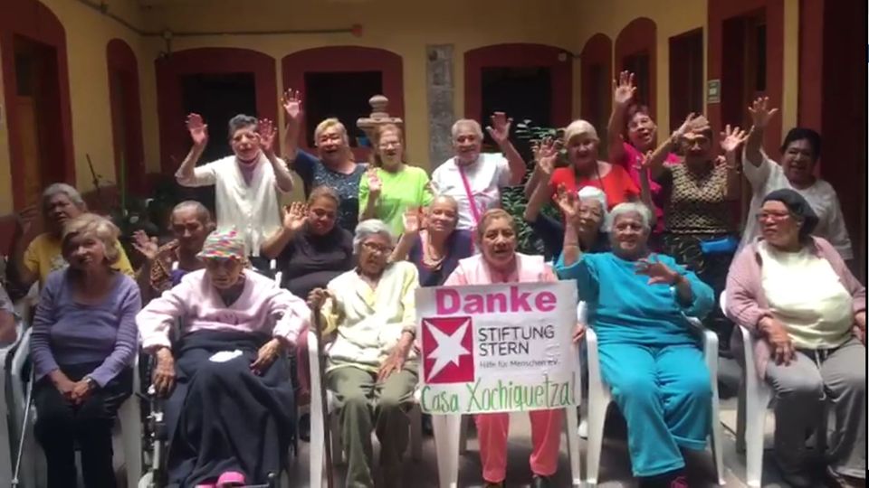 Bewohner des Casa Xochiquetzal, einem Altenheim für Prostituierte in Mexiko-Stadt, bedanken sich bei der Stiftung stern für Spenden der stern-Leser Bewohner des Casa Xochiquetzal, einem Altenheim für Prostituierte in Mexiko-Stadt, bedanken sich für Spenden der stern-Leser