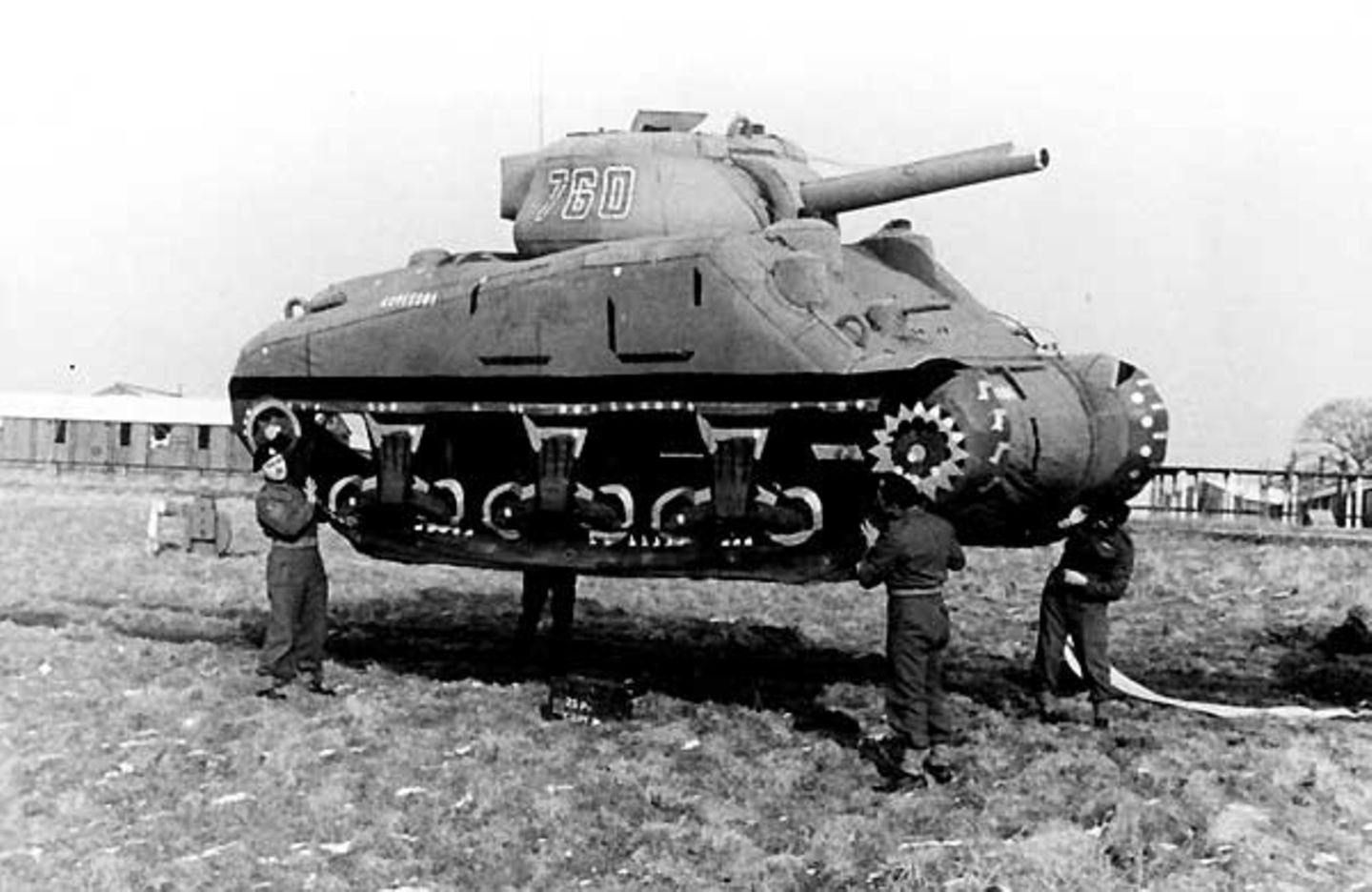 D-Day : Geisterarmee Bei Dover stellten die Alliierten Panzerattrappen aus Gummi auf, um die Deutschen über den Ort der Invasion zu täuschen. Die Scheintruppe hatte den Namen "First United States Army Group" und stand unter dem Befehl von General George Patton, den die Wehrmacht von allen gegnerischen Feldherren am meisten fürchtete Geisterarmee Bei Dover stellten die Alliierten Panzerattrappen aus Gummi auf, um die Deutschen über den Ort der Invasion zu täuschen. Die Scheintruppe hatte den Namen "First United States Army Group" und stand unter dem Befehl von General George Patton, den die Wehrmacht von allen gegnerischen Feldherren am meisten fürchtete