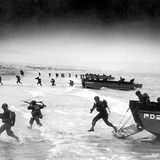 Marsch durchs Sperrfeuer  Amerikanische Soldaten haben ihr Landungsboot über die Klappe verlassen, zu Fuß und ungeschützt müssen sie gegen die feindlichen Linien anrennen