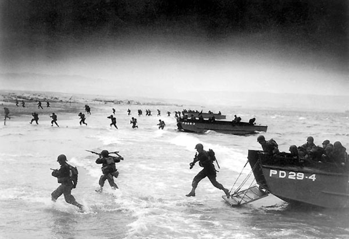 Marsch durchs Sperrfeuer  Amerikanische Soldaten haben ihr Landungsboot über die Klappe verlassen, zu Fuß und ungeschützt müssen sie gegen die feindlichen Linien anrennen