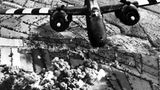Bombenangriff  Ein zweimotoriges amerikanisches Kampfflugzeug vom Typ A-20 Havoc greift in der Region Cotentin Stellungen und Nachschubwege der Wehrmacht an. Am Boden steigen Wolken vorangegangener Explosionen auf.