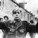 Für ihn ist der Krieg vorbei  Mit erhobenen Händen ergibt sich ein junger deutscher Schütze in der Normandie amerikanischen Truppen