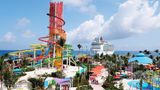 Die Insel Coco Cay gehört zu den Bahamas: Im Hintergrund liegt die "Oasis oft he Seas" am Kai. Die mehr als 6000 Passagiere unternehmen einen Tagessausflug auf ihre Trauminsel.