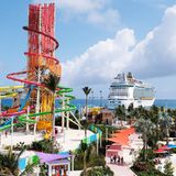 Die Insel Coco Cay gehört zu den Bahamas: Im Hintergrund liegt die "Oasis oft he Seas" am Kai. Die mehr als 6000 Passagiere unternehmen einen Tagessausflug auf ihre Trauminsel.