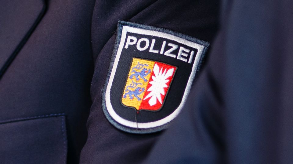 Schleswig-Holstein: Polizeischüler Soll Mit Hakenkreuz-Binde Posiert ...