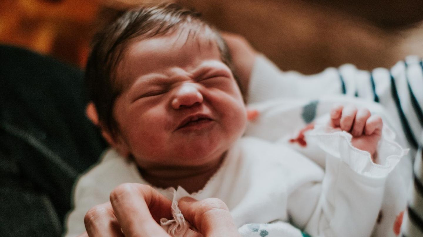 Mutter hält Baby.