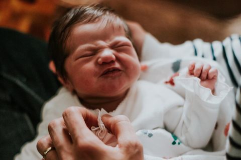 Mutter hält Baby.