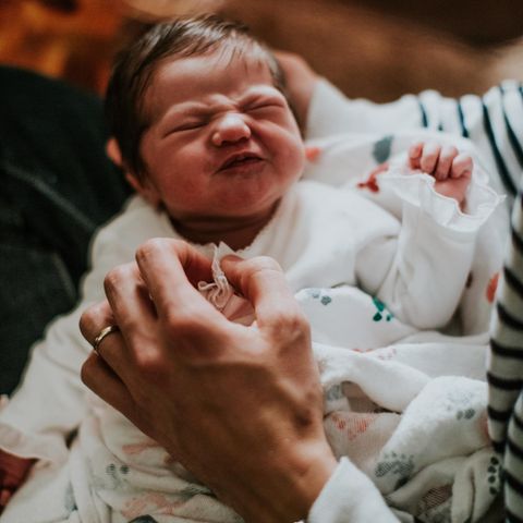 Mutter hält Baby.