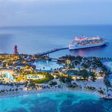 Gegen Abend legen die bis zu zwei Schiffe, die am Pier festmachen können, wieder ab und machen Platz für weitere Ozeanliner der Reederei Royal Caribbean International, die am nächsten Morgen eintreffen werden.