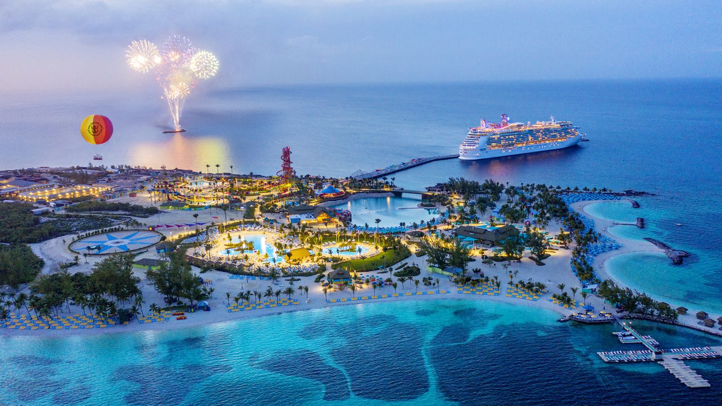 Gegen Abend legen die bis zu zwei Schiffe, die am Pier festmachen können, wieder ab und machen Platz für weitere Ozeanliner der Reederei Royal Caribbean International, die am nächsten Morgen eintreffen werden.