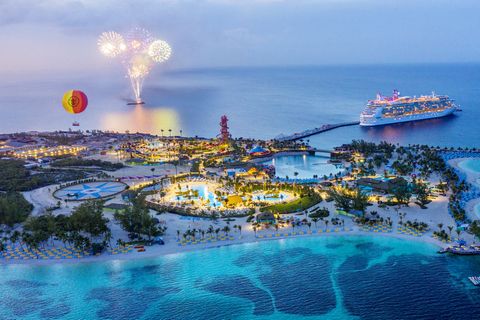Gegen Abend legen die bis zu zwei Schiffe, die am Pier festmachen können, wieder ab und machen Platz für weitere Ozeanliner der Reederei Royal Caribbean International, die am nächsten Morgen eintreffen werden.
