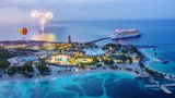 Gegen Abend legen die bis zu zwei Schiffe, die am Pier festmachen können, wieder ab und machen Platz für weitere Ozeanliner der Reederei Royal Caribbean International, die am nächsten Morgen eintreffen werden.
