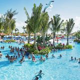 Der Landausflug auf dieser Insel ist für die meisten mit Badespaß im Meer oder im Pool verbunden. Doch wer sich eine Beach Club Beach Cabana für den Tag und bis zu acht Personen gönnt, dem wird die Kreditkarte mit mehreren hundert US-Dollar belastet.