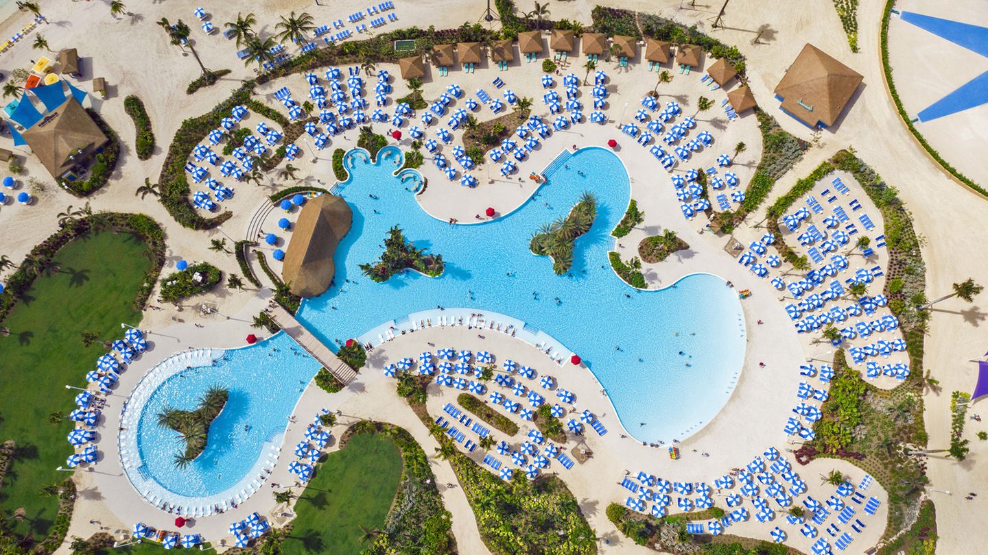 Hauptanziehungspunkt ist die Oasis Lagoon, der angeblich größte Süßwasserpool der Karibik - und mit Unterwasser-Soundsystem ausgestattet.