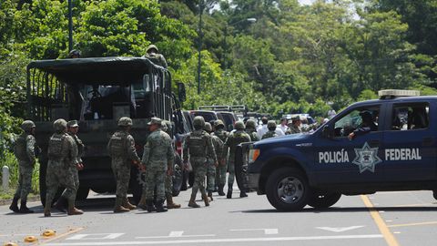 Mitglieder der Militärpolizei formieren sich auf der Autobahn in Metapa, wo eine Gruppe Migranten erwartet wird