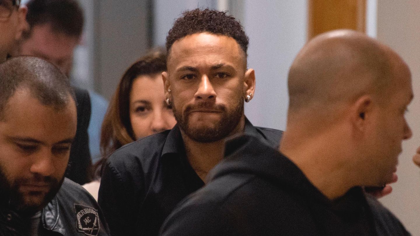 Neymar verlässt nach seiner Aussage eine Polizeistation in Rio de Janeiro