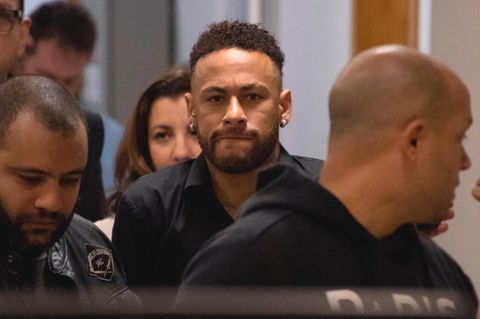 Neymar verlässt nach seiner Aussage eine Polizeistation in Rio de Janeiro