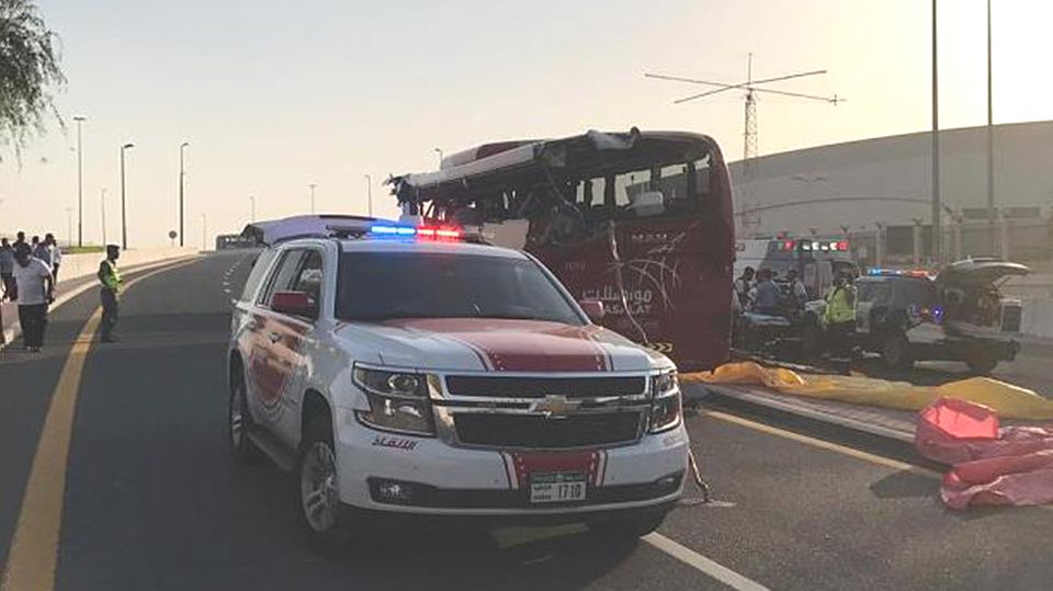 Die Unfallstelle auf einer Straße in Richtung des Flughafens von Dubai Die Unfallstelle auf einer Straße in Richtung des Flughafens von Dubai