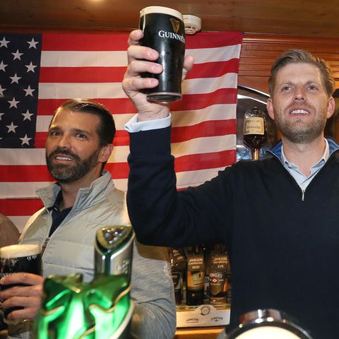 Eric Trump (r.) und Donald Trump Junior hinter der Theke der Tubridys Bar in Doonbeg in Irland