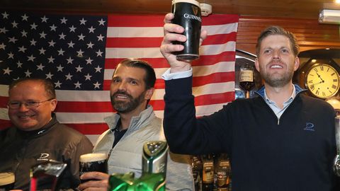 Eric Trump (r.) und Donald Trump Junior hinter der Theke der Tubridys Bar in Doonbeg in Irland