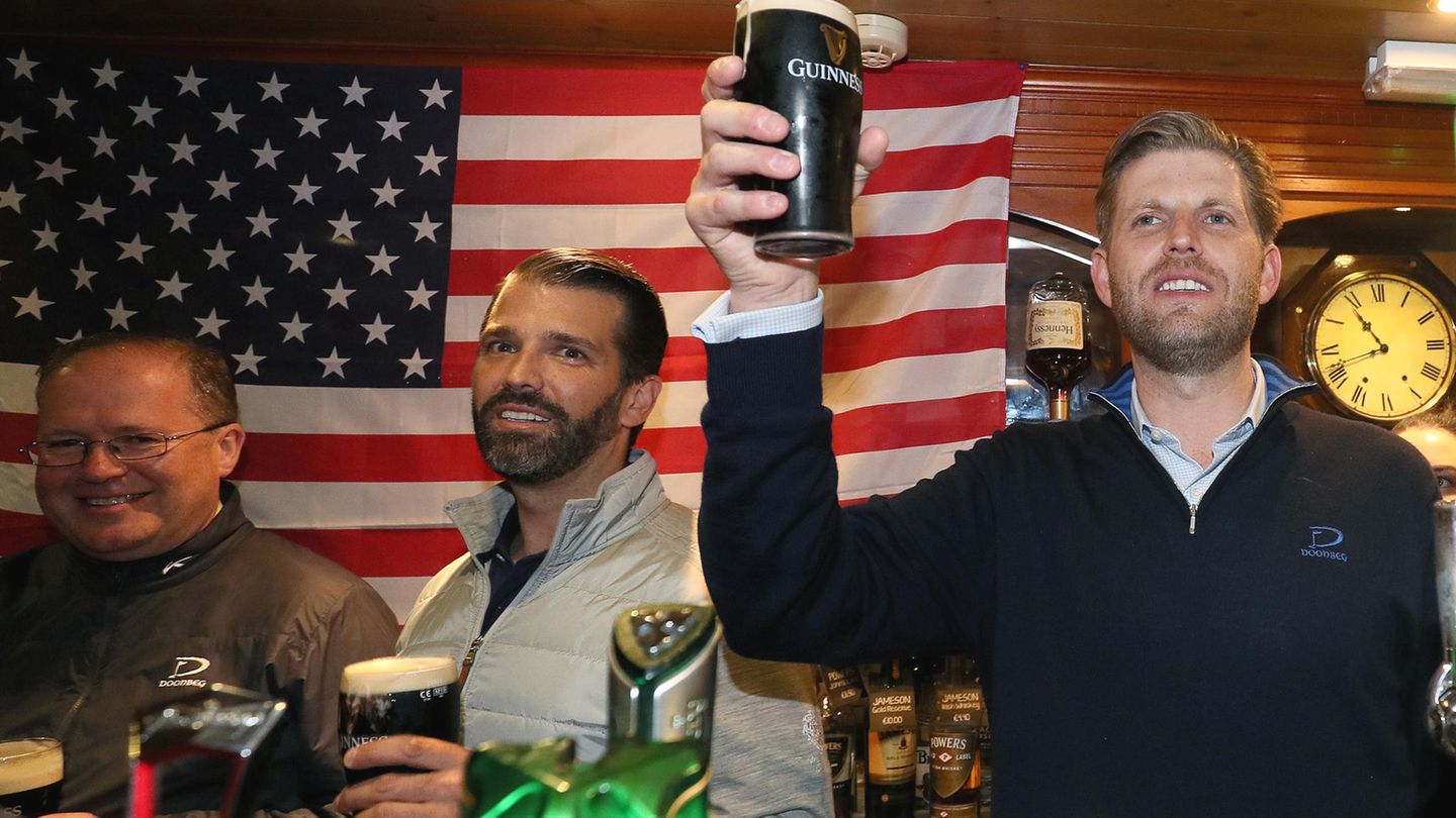 Eric Trump (r.) und Donald Trump Junior hinter der Theke der Tubridys Bar in Doonbeg in Irland