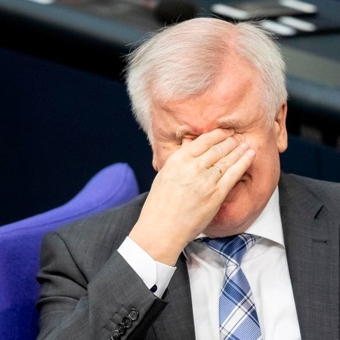 Bundesinnenminister Horst Seehofer reibt sich im Bundestag die Augen. Angesichts seiner jüngsten Aussagen rieben sich vielleicht auch einige Zuhörer die Augen