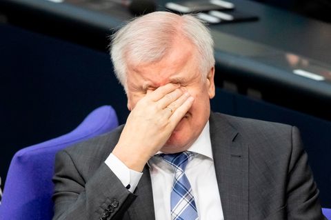 Bundesinnenminister Horst Seehofer reibt sich im Bundestag die Augen. Angesichts seiner jüngsten Aussagen rieben sich vielleicht auch einige Zuhörer die Augen