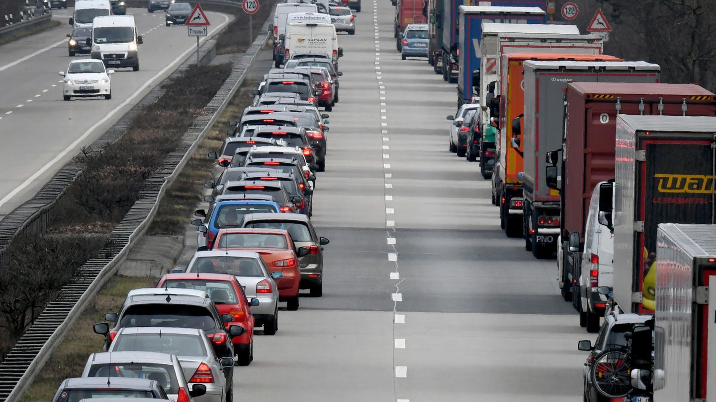 Eine Rettungsgasse wird auf einer Autobahn gebildet
